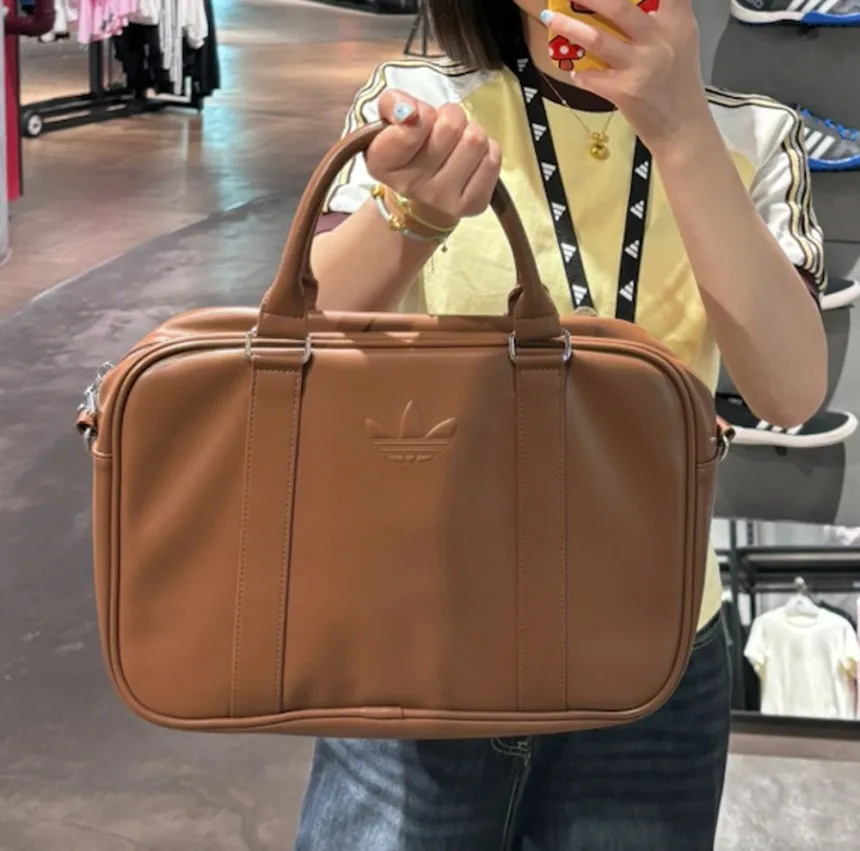 adidas PUハンドバッグ ショルダーバッグ マットブラウンKC0371 adidas PUハンドバッグ ショルダーバッグ マットブラウンKC0371