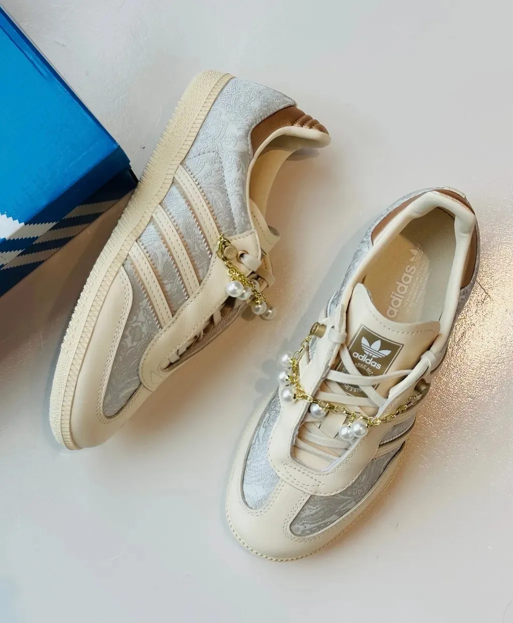 아디다스 우먼스 오리지널 삼바 OG 진주 체인 오프화이트 그레이 JQ2616