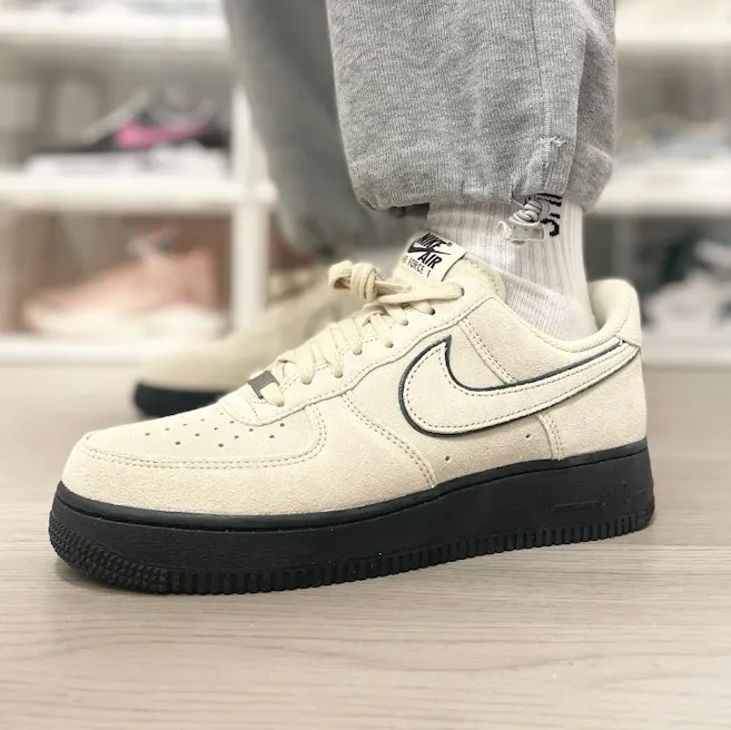 나이키 에어 포스 1 07 로우 운동화 라이트 카키 HQ1966-200