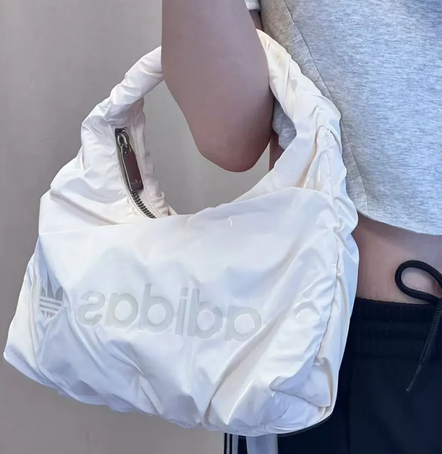 아디다스 오리지널 미니 숄더백 새틴 호보백 화이트 HK0158