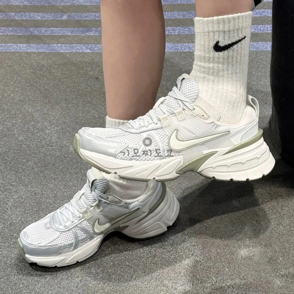 나이키 우먼스 V2K 런 운동화 러닝화 포톤 더스트 라이트 실버 FD0736-006