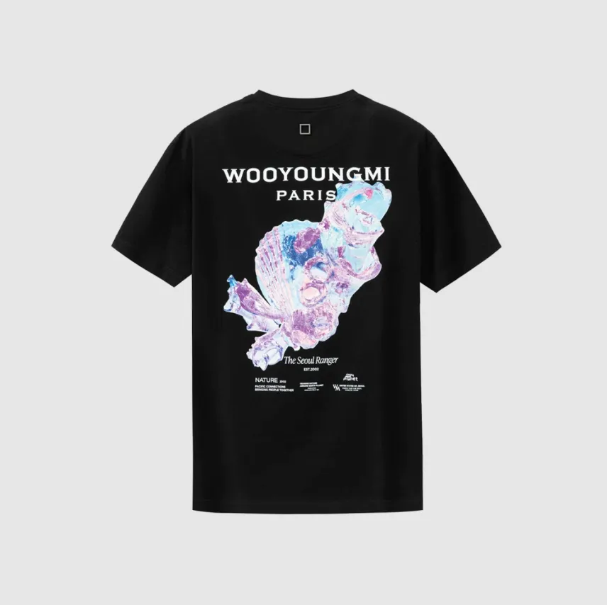[무배 핫딜] 우영미 25SS 3D 코랄 백로고 반팔 티셔츠 블랙 W251TS05708B