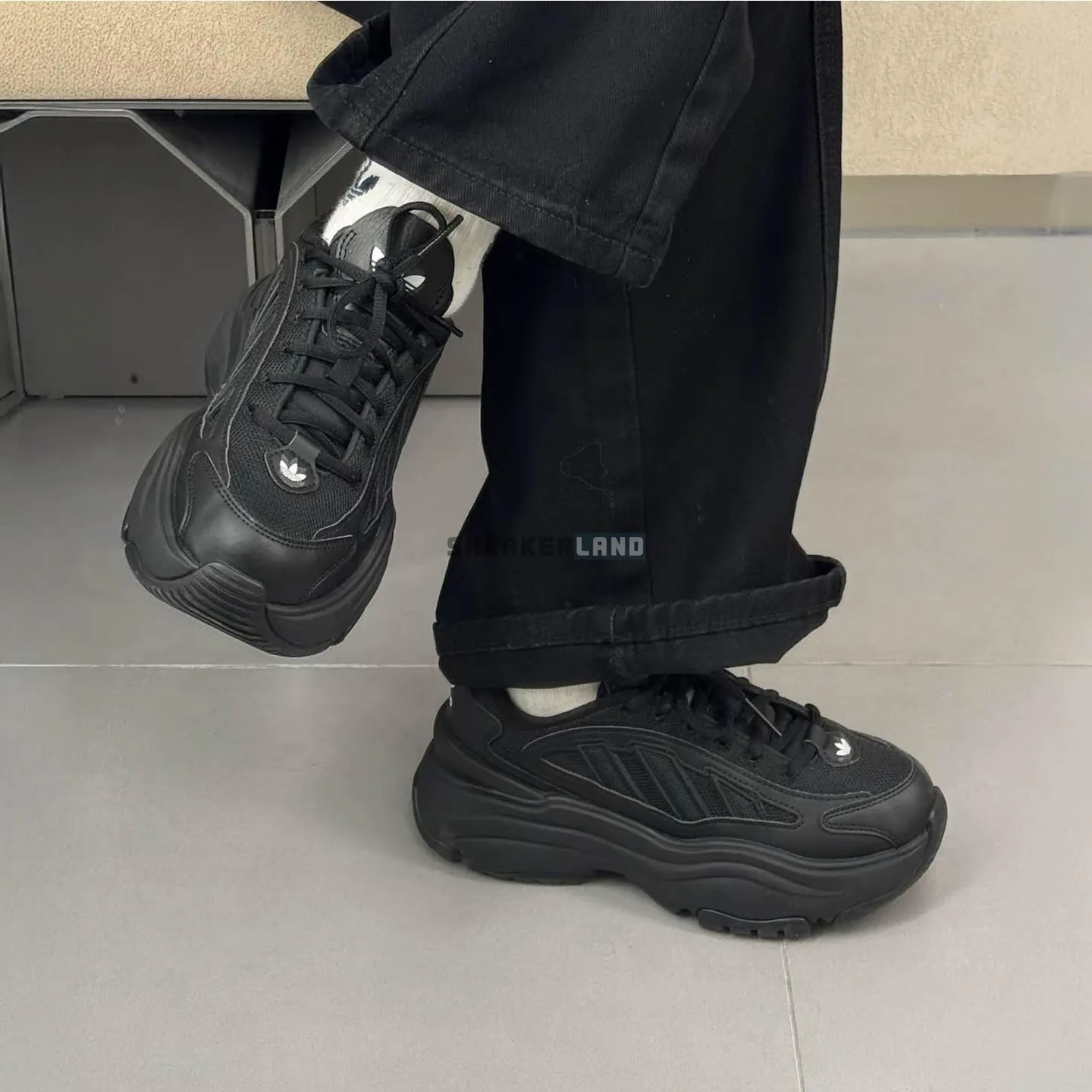 아디다스 우먼스 오즈가이아 키높이 통굽 운동화 블랙 IG6045 JQ4110