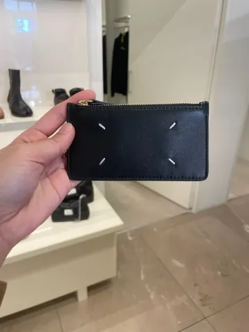 메종 마르지엘라 스티치 레더 지퍼 플랫 카드지갑 BLACK S56UI0143 P4985 T8013