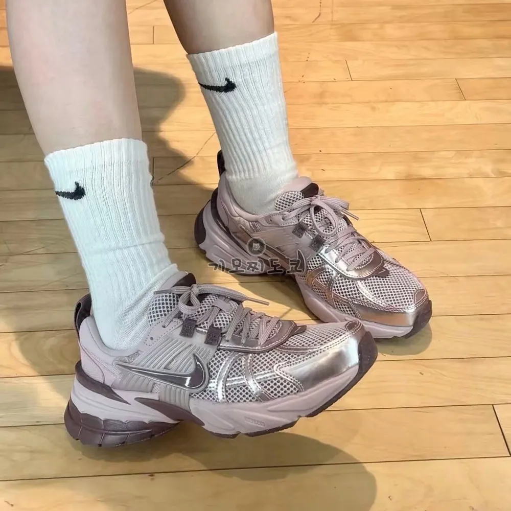 나이키 우먼스 V2K 런 운동화 러닝화 파티클 로즈 타투 FD0736-602