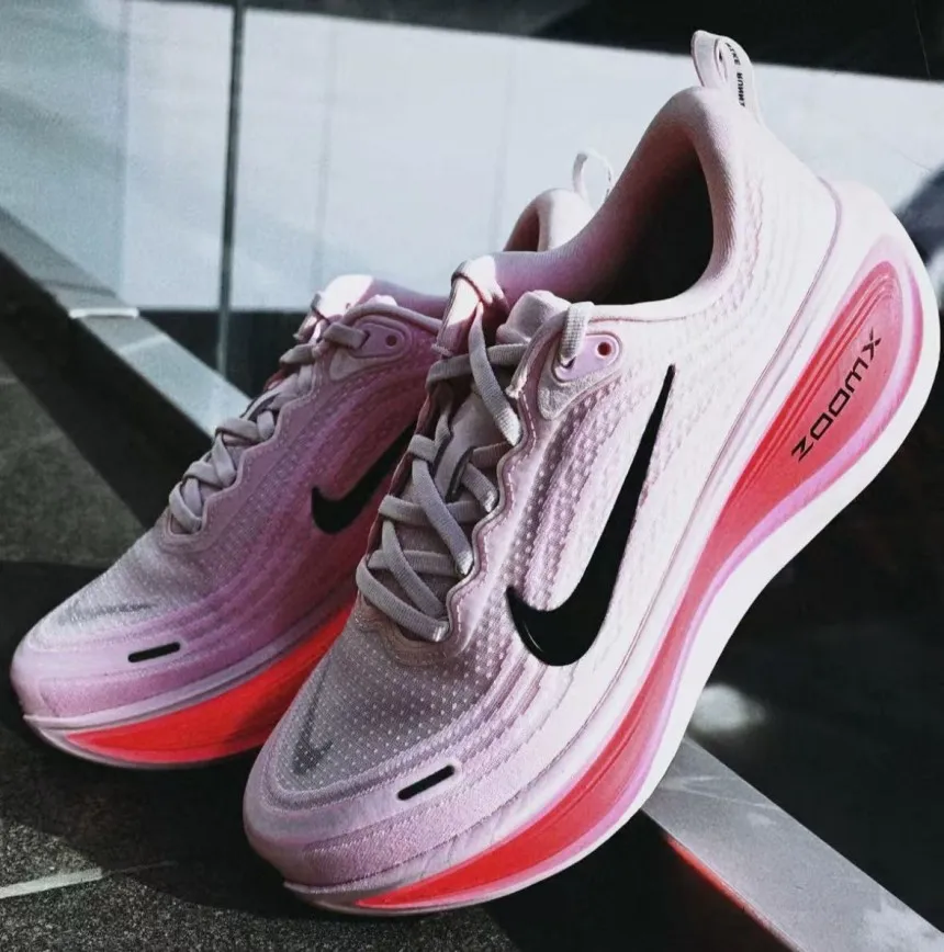 나이키 보메로 플러스 러닝화 하이퍼 핑크 HV8150-602