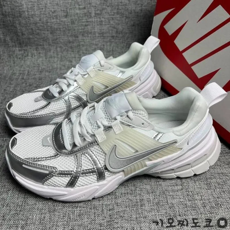 나이키 V2K 런 여성용 Y2K 운동화 런닝화 서밋화이트 메탈릭 실버 FD0736-104