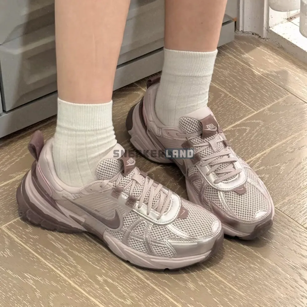 나이키 우먼스 V2K 런 운동화 러닝화 파티클 로즈 타투 FD0736-602