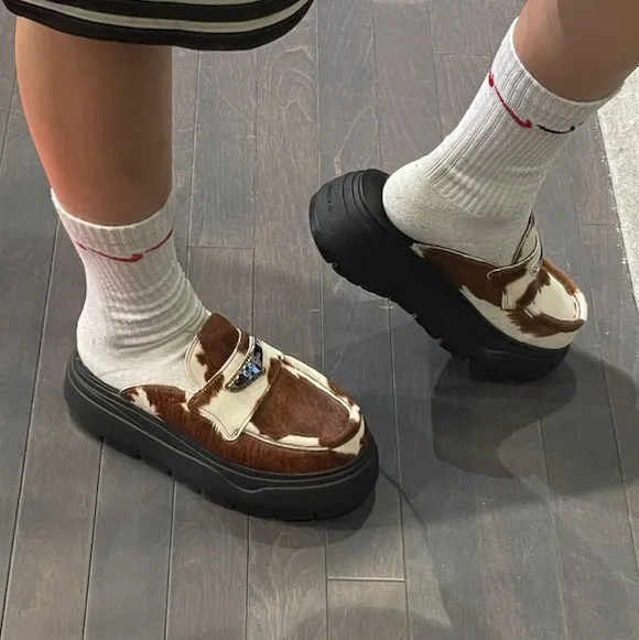 나이키 에어 조던 SE 여성 키높이 뮬 로퍼 슬리퍼 카우 프린트 IB1497-001