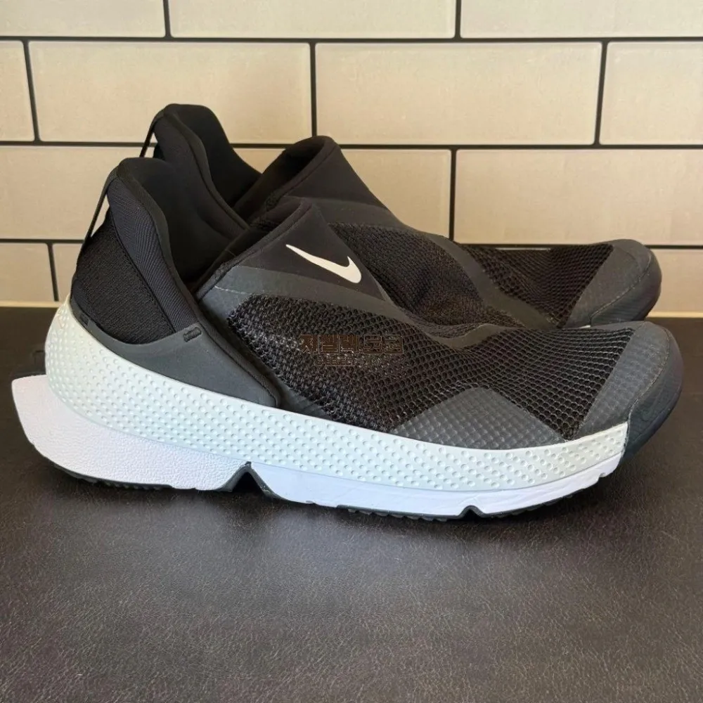 나이키 고 플라이이즈 이지 온오프 남녀공용 운동화 블랙 화이트 DR5540-002