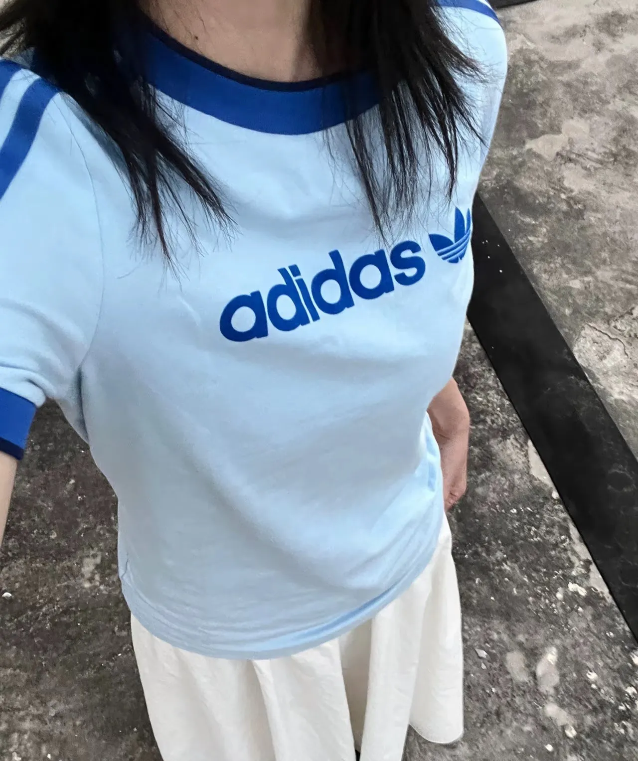 아디다스 여성 그래픽 배지 슬림 스트라이프 반팔 티셔츠 IZ2674