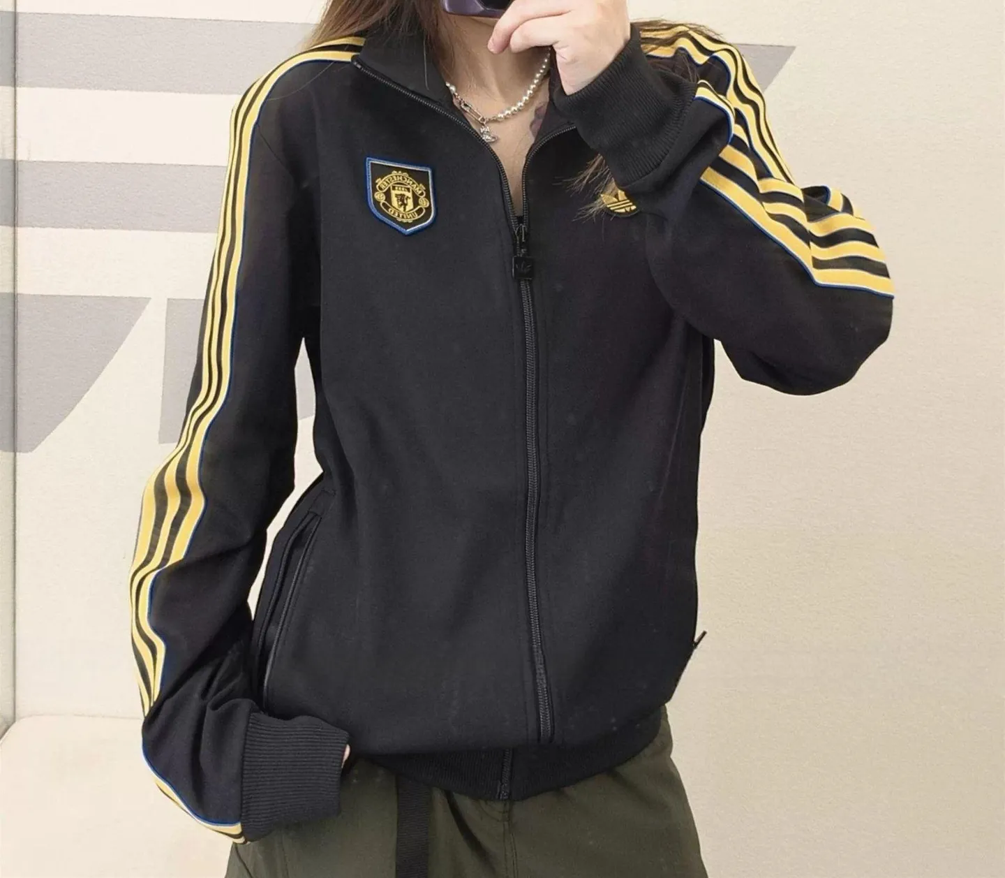 아디다스 남성용 삼선 맨체스터 유나이티드 레트로 로고 스포츠 재킷 KC2810