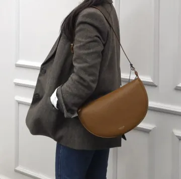 버버리 골드 레터링로고 소프트 슬링 하프문 숄더백 TAWNY BROWN 81112291