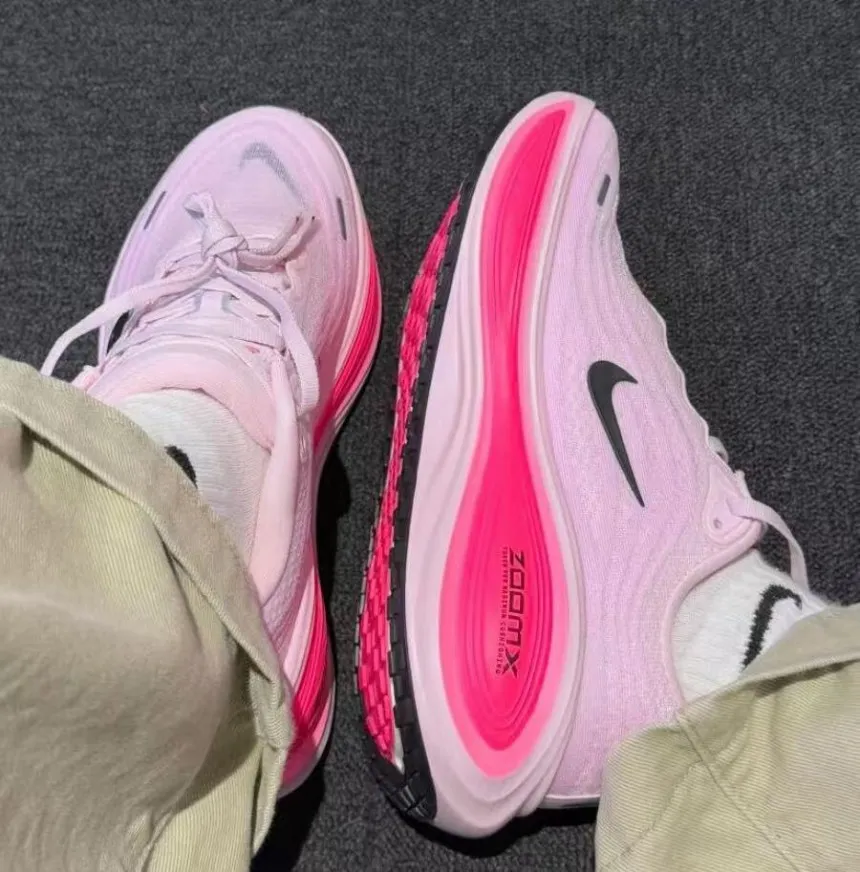 나이키 보메로 플러스 러닝화 하이퍼 핑크 HV8150-602