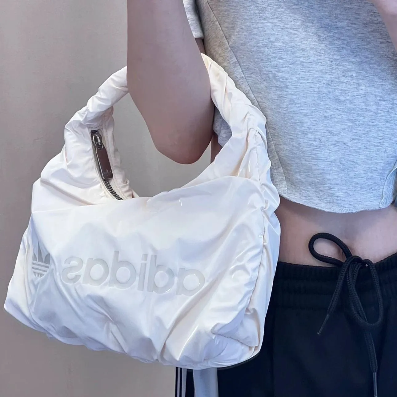 아디다스 오리지널 미니 숄더백 새틴 호보백 화이트 HK0158