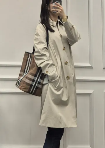 버버리 ASHBY 하우스체크 패브릭 버킷백 미디움 BIRCH BROWN 81021881