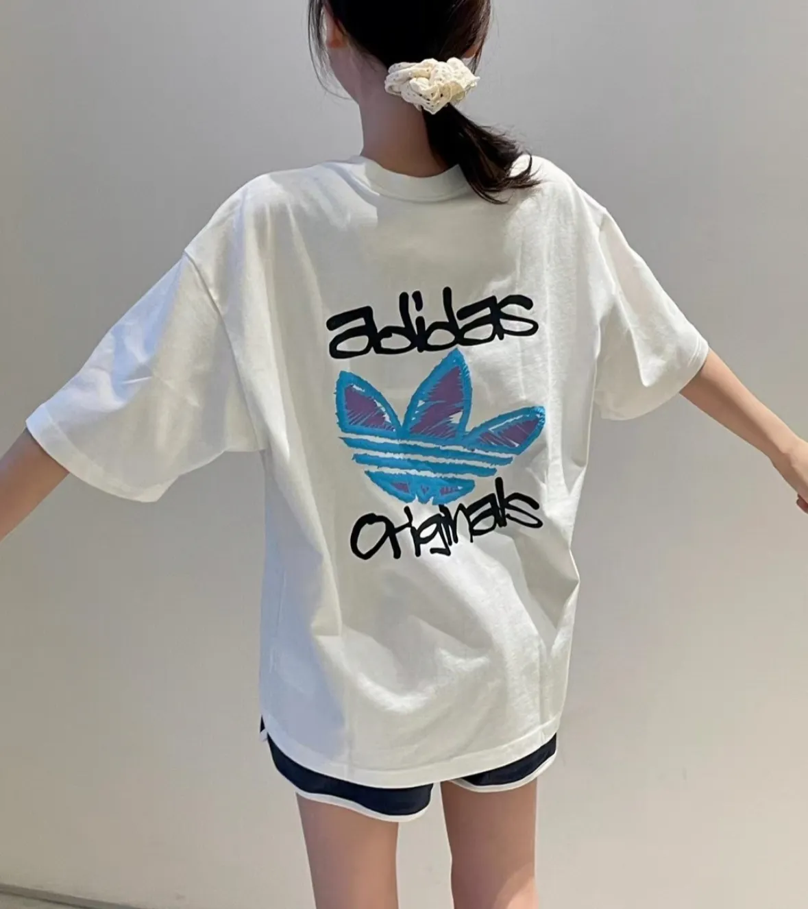 아디다스 트레포일 빅로고 그래픽 반팔 티셔츠 KE5793