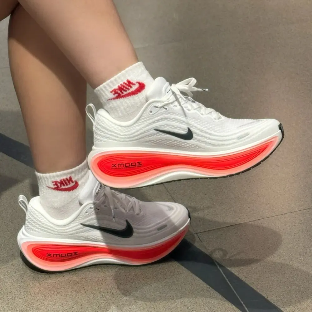 나이키 러닝화 보메로 플러스 화이트 브라이트 크림슨 HV8150-100