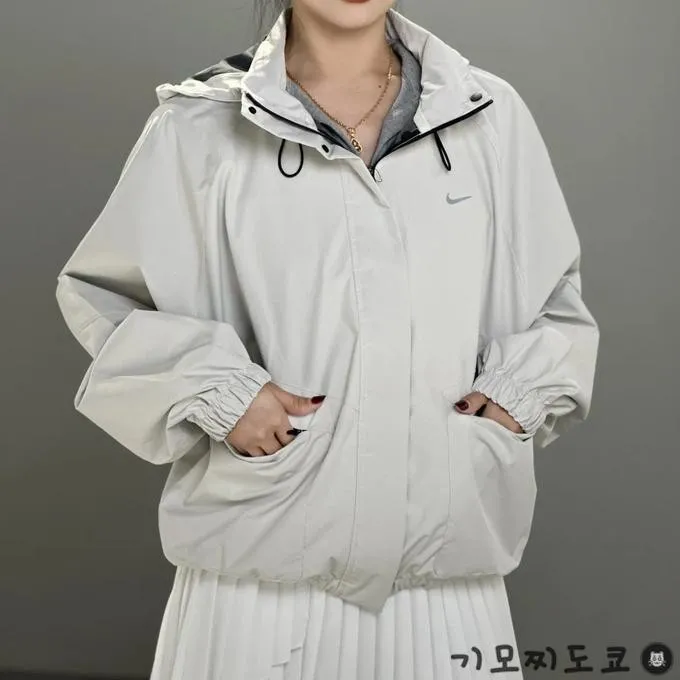 나이키 우먼스 스포츠웨어 바람막이 스톰핏 스위프트 후드러닝 자켓 그레이 FB7493-110