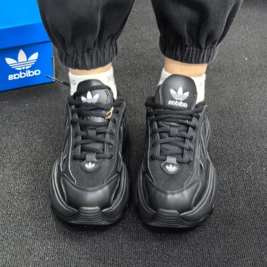 아디다스 우먼즈 오리지널 오즈가이아 코어블랙 키높이 러닝화 IG6045