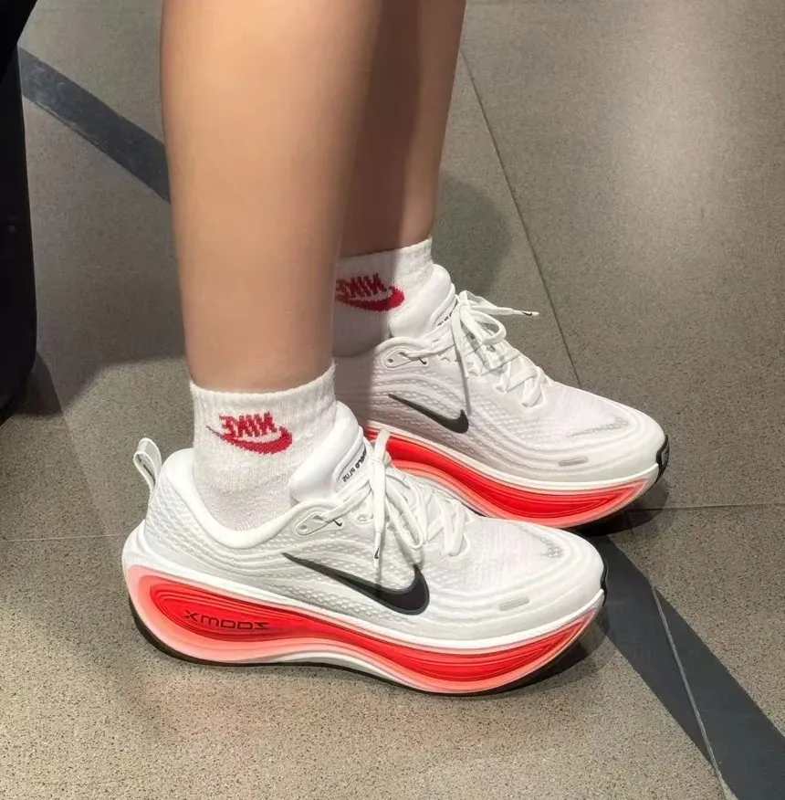 나이키 보메로 플러스 러닝화 화이트 블랙 HV8150-100