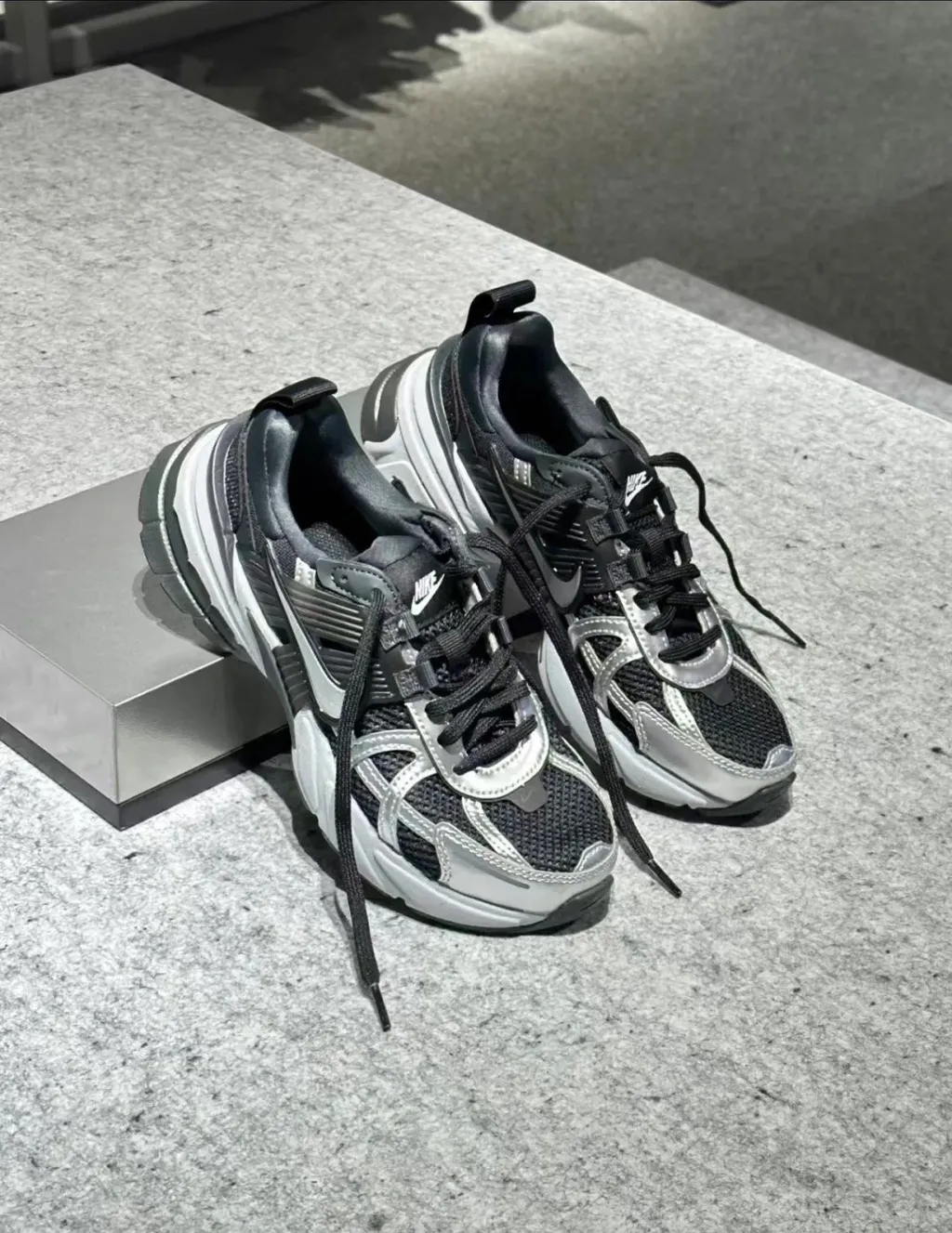 [무배 최저가! /빠른출고] 나이키 Nike V2K 런 블랙 앤 메탈릭 실버 우먼스 FD0736-005