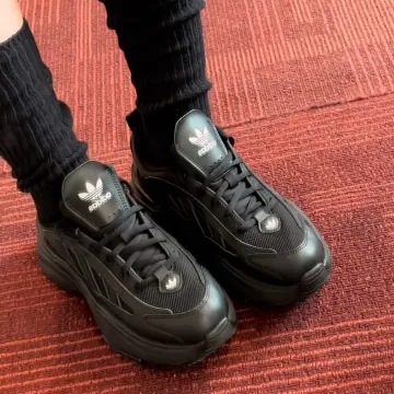 아디다스 우먼스 오즈가이아 키높이 운동화 블랙 IG6045 JQ4110