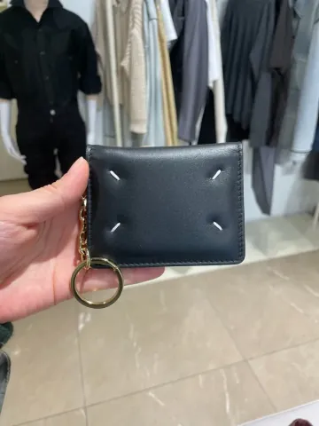 메종 마르지엘라 스티치 스무스 키링 카드지갑 BLACK S56UI0128 P4985 T8013