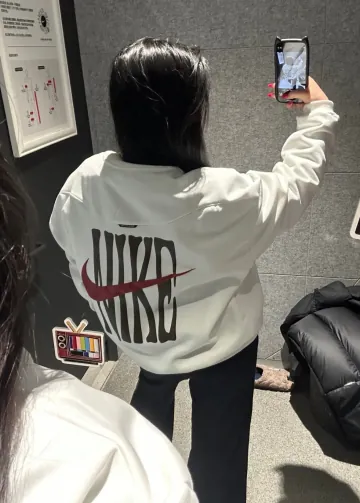 나이키 스탠다드 이슈 써마 핏 바스켓볼 크루넥 맨투맨 화이트 IQ3819-133