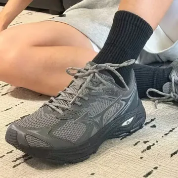 미즈노 레이서 V2 운동화 카본 다크 그레이 D1GH250603