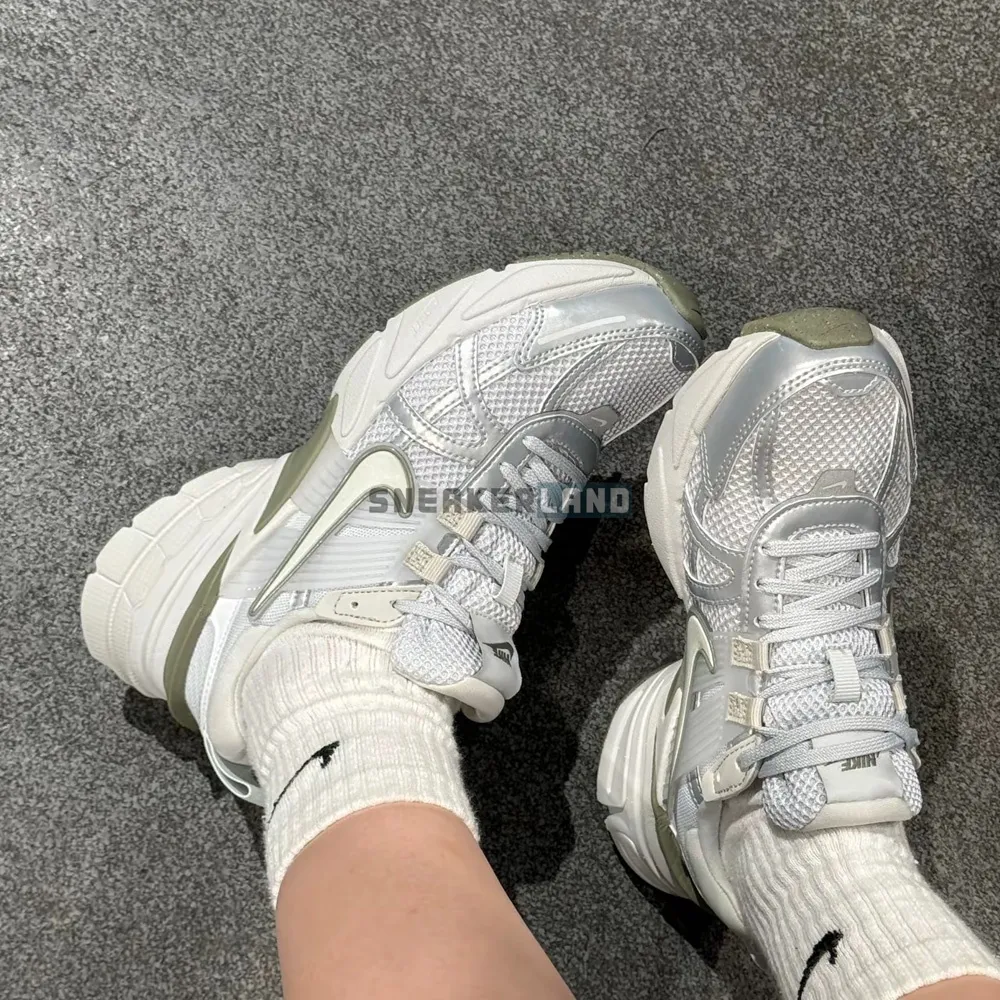 나이키 우먼스 V2K 런 운동화 러닝화 포톤 더스트 라이트 실버 FD0736-006