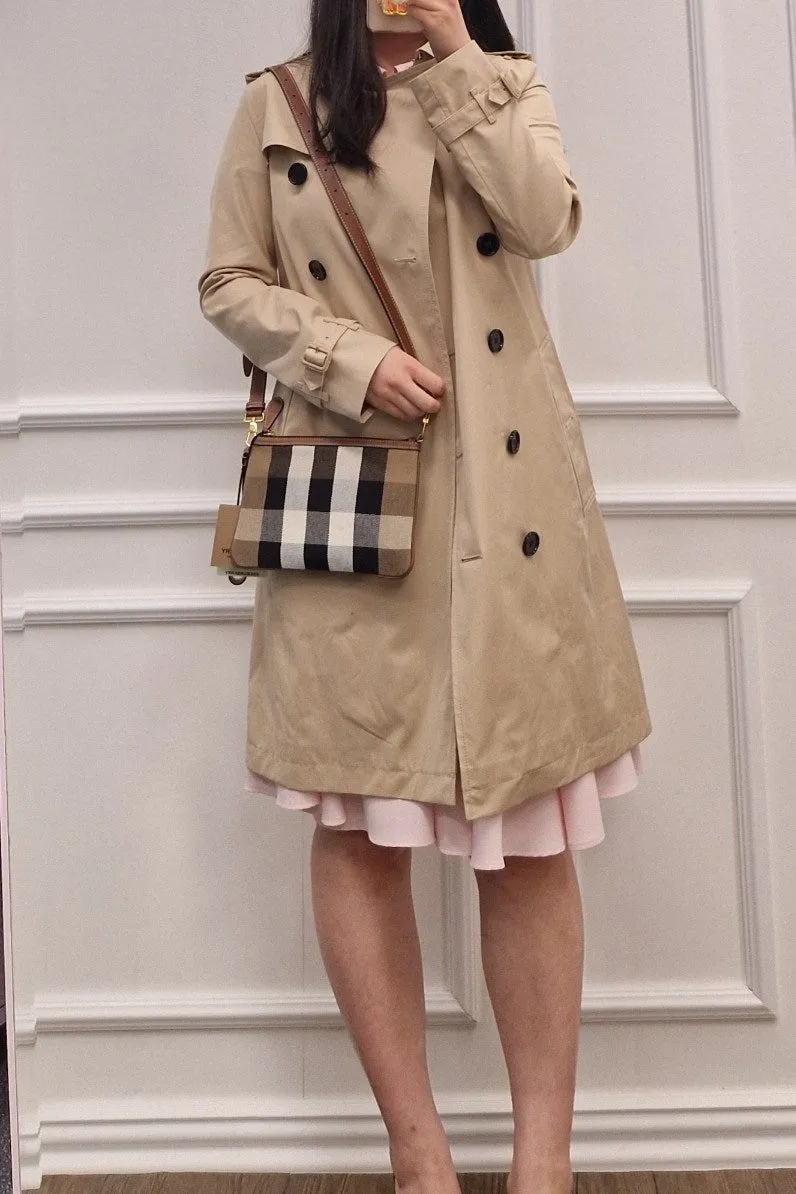 버버리 뉴 페이톤 하우스체크 스트랩 파우치백 TAUPE BROWN ​80840481 셀프리폼가능 [독일핫딜]