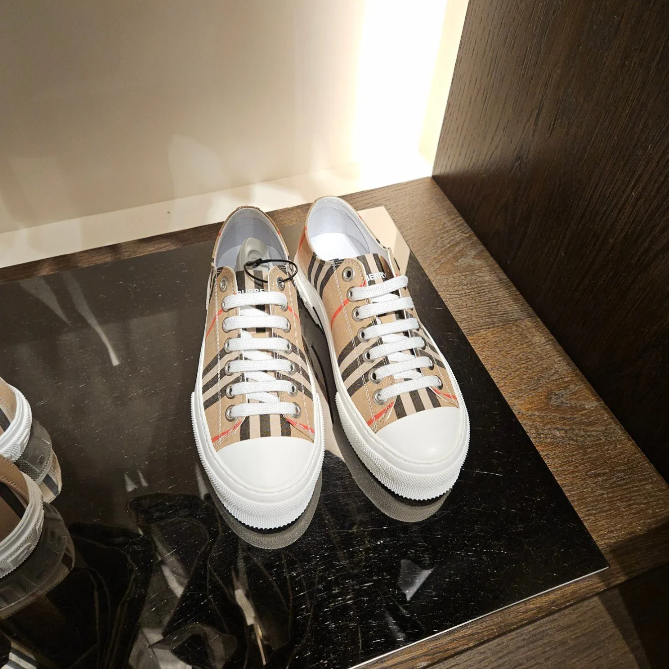 버버리 여성 JACK 아이콘 스트라이프 캔버스 로우탑 스니커즈 Archive Beige 81136961