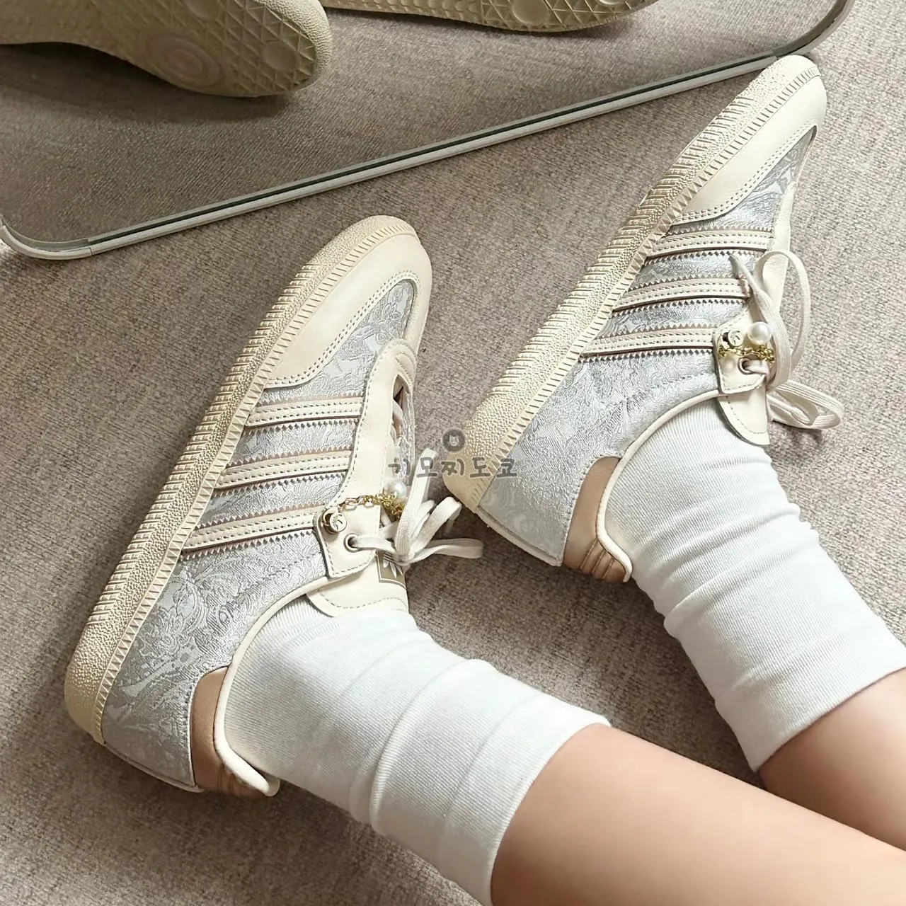 아디다스 우먼스 삼바 운동화 진주 체인 오프화이트 그레이 JQ2616