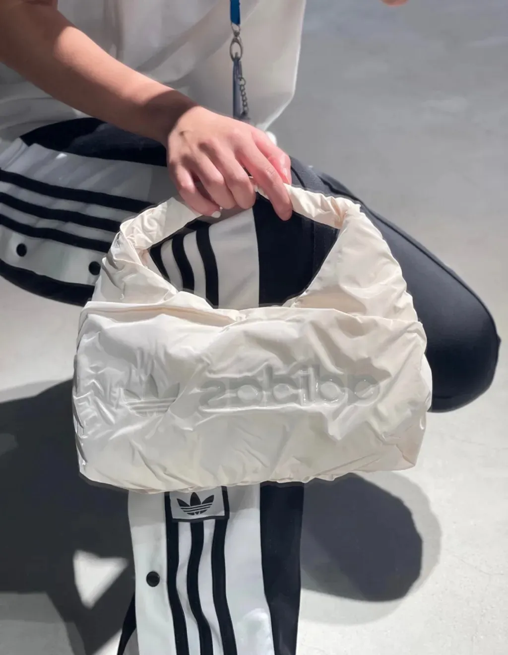 아디다스 미니 숄더백 블랙 화이트 크로스백 새틴백 HK0158