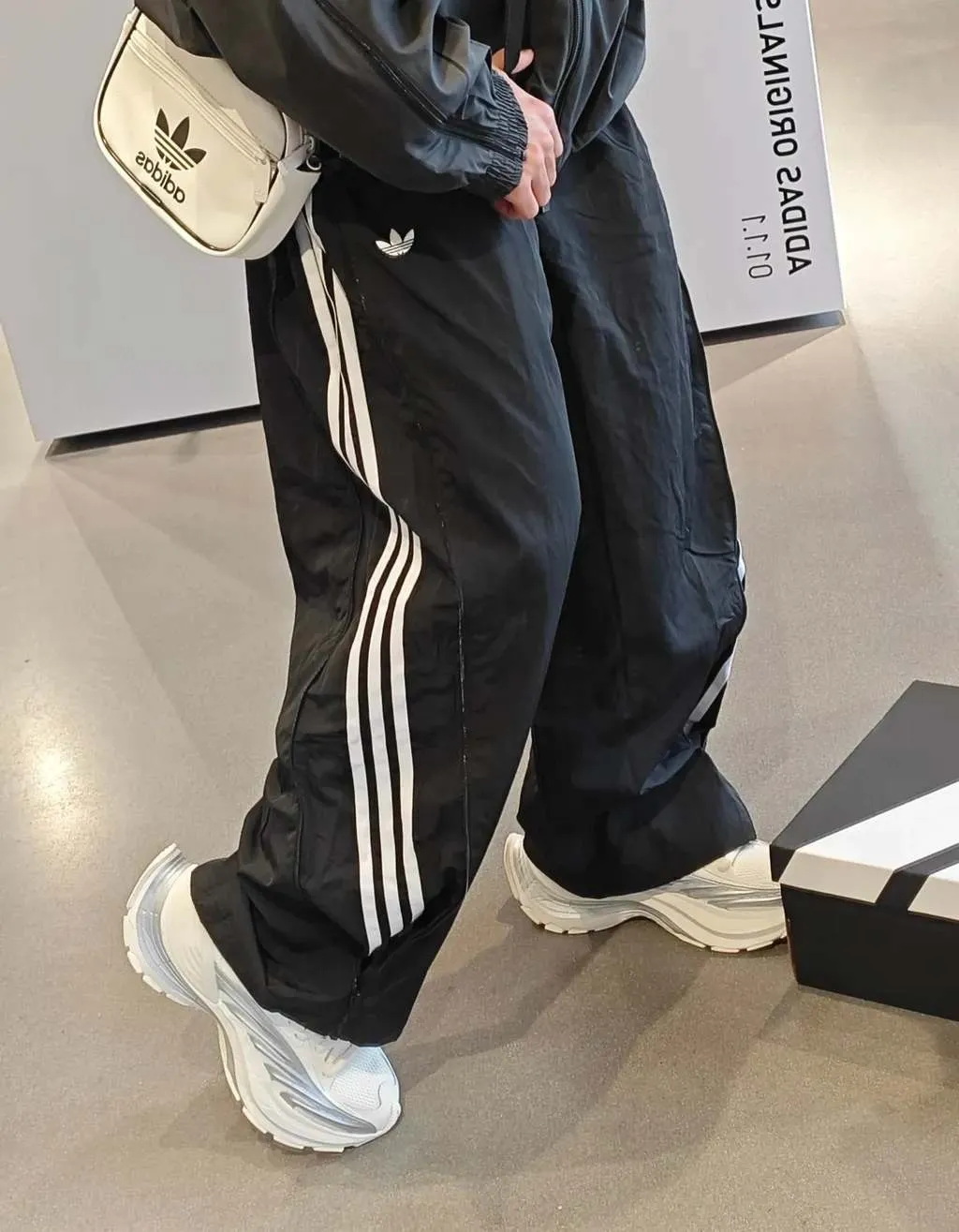 아디다스 아딜레늄 3 오버사이즈 SST 트랙 우븐 와이드 팬츠 블랙 JX1692