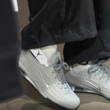 나이키 샥스 Z 메탈릭 실버 HQ7540-001