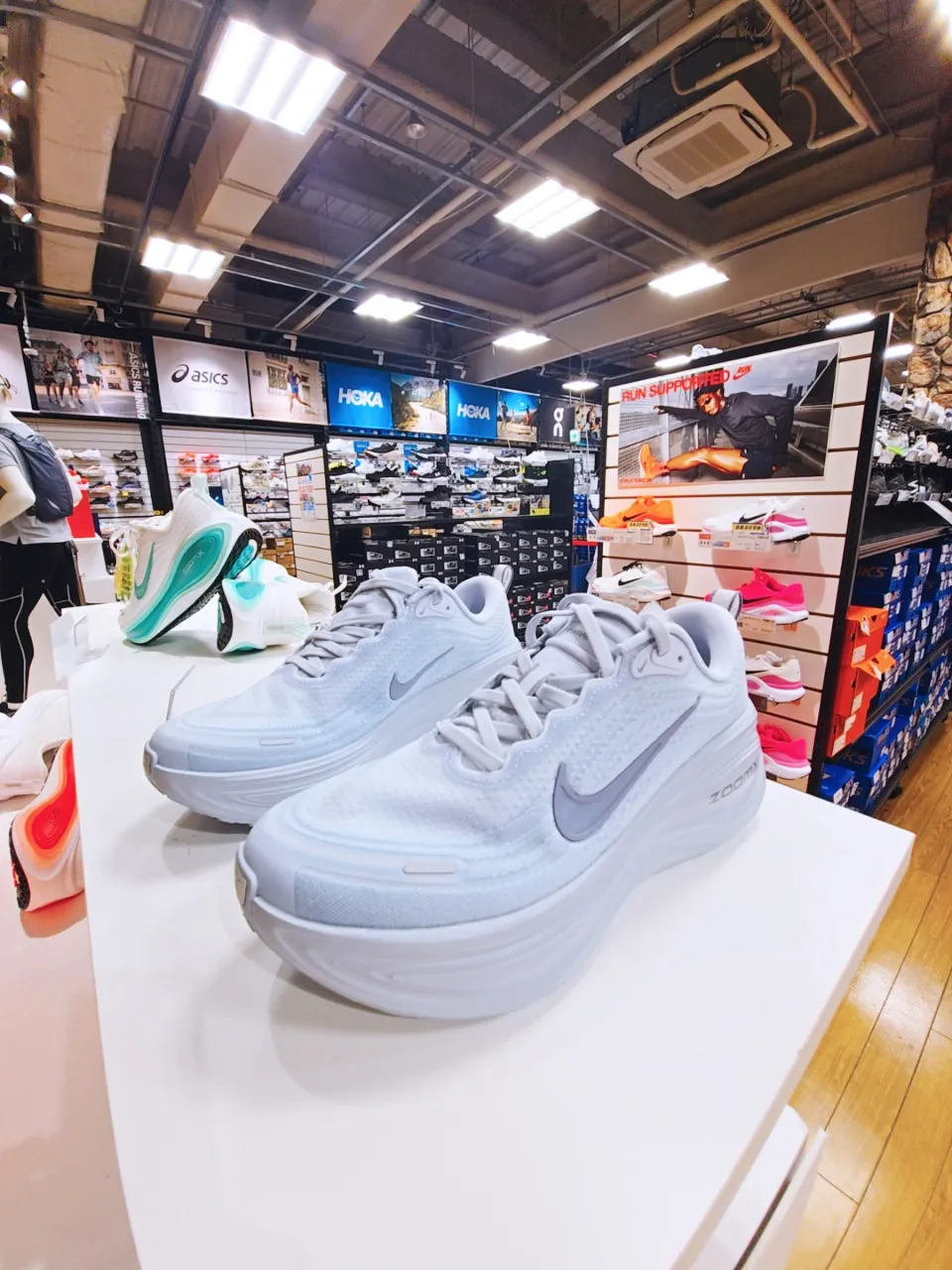 나이키 NIKE 맨즈 보메로 플러스 VOMERO PLUS 데일리 러닝화 운동화 HV8150-004