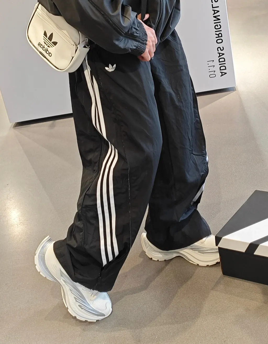 아디다스 아딜레늄 트랙 우븐 와이드 팬츠 블랙 JX1692
