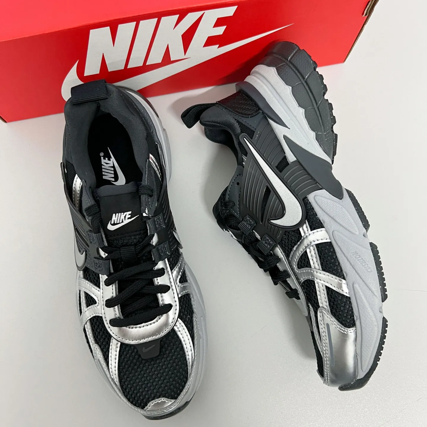 나이키 V2K 런 블랙 앤 메탈릭 실버 우먼스 운동화 FD0736-005