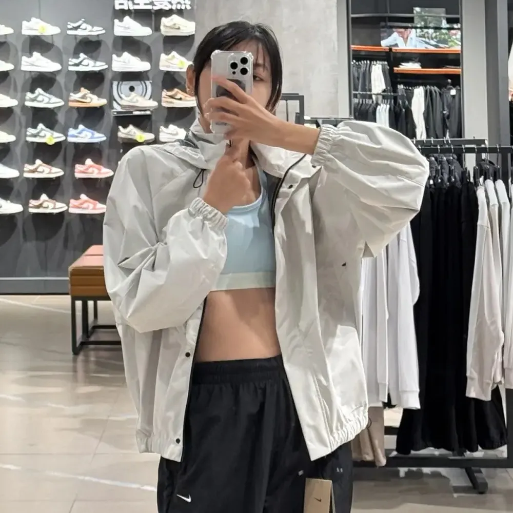 나이키 우먼즈 스톰핏 스위프트 러닝 바람막이 라이트 그레이 FB7493-110