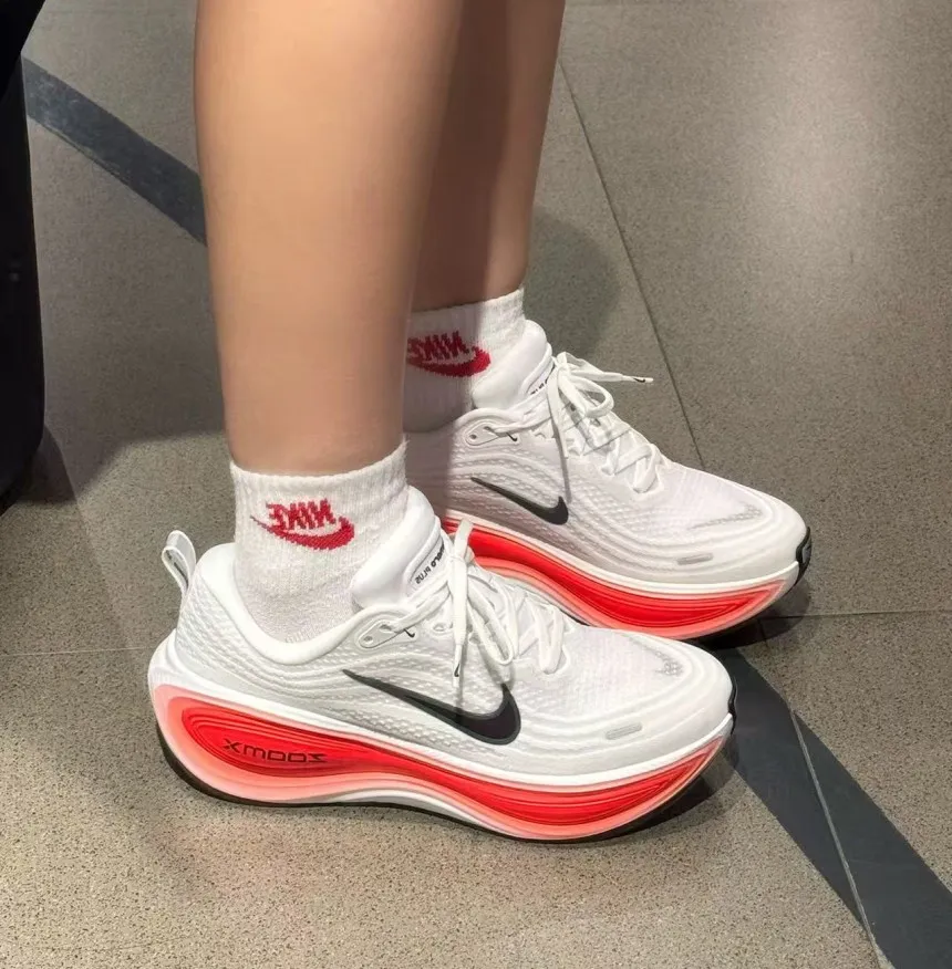 나이키 보메로 플러스 화이트 블랙 브라이트 크림슨 HV8150-100