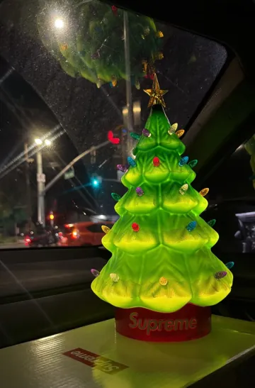 슈프림 15인치 홀리데이 트리 조명 FW25