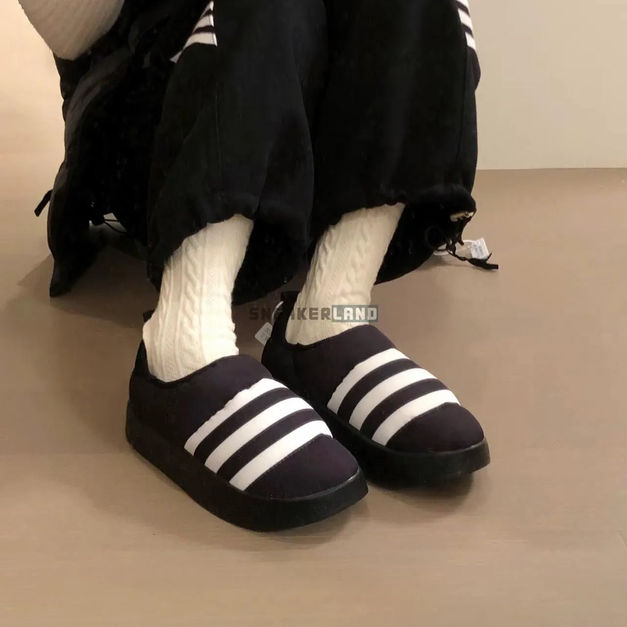 아디다스 오리지널 퍼피렛 셰르파 방한화 슬립온 패딩 신발 블랙 화이트 GY4559
