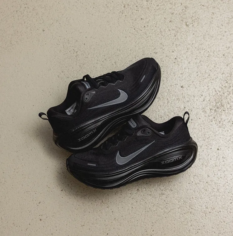 나이키 보메로 플러스 블랙 메탈릭 다크 그레이 맨 HV8150-003