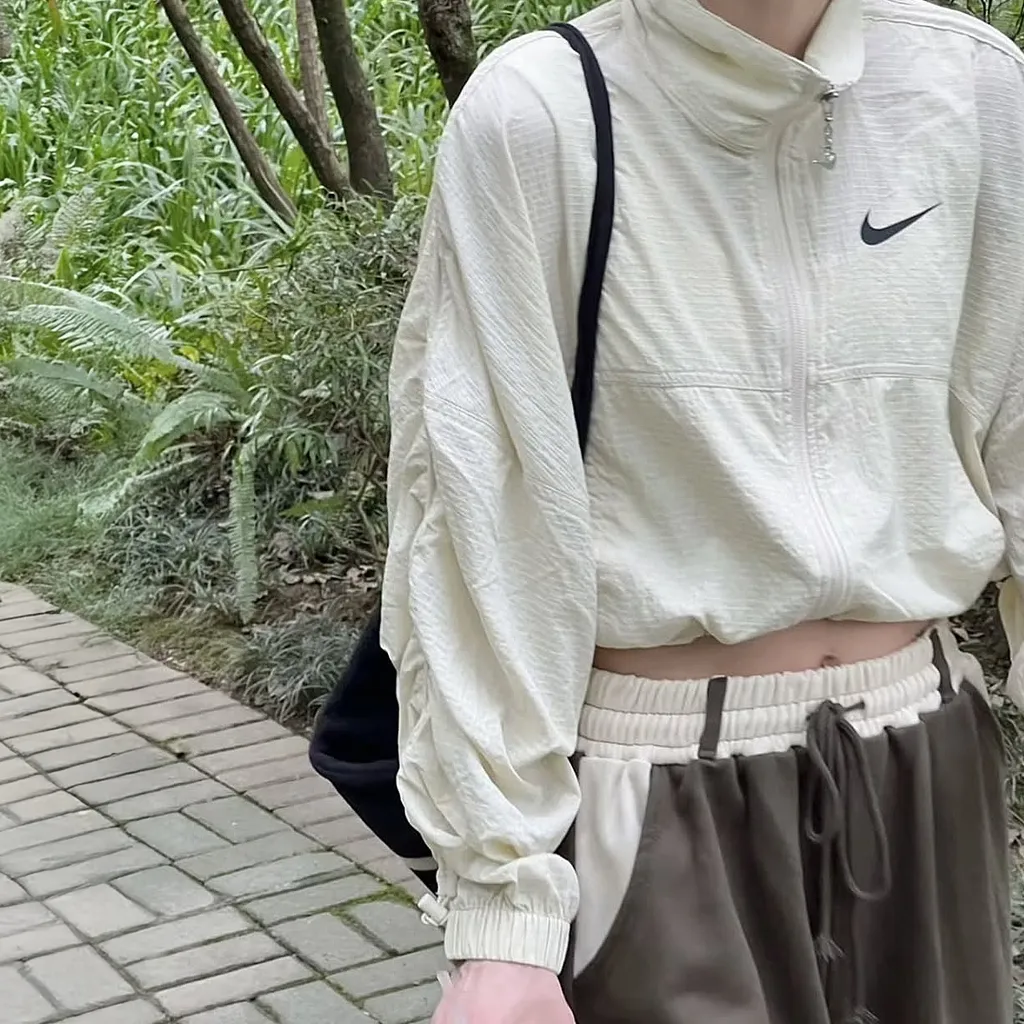 Nike Swoosh 우븐 크롭 바람막이 우먼 HM4629-133