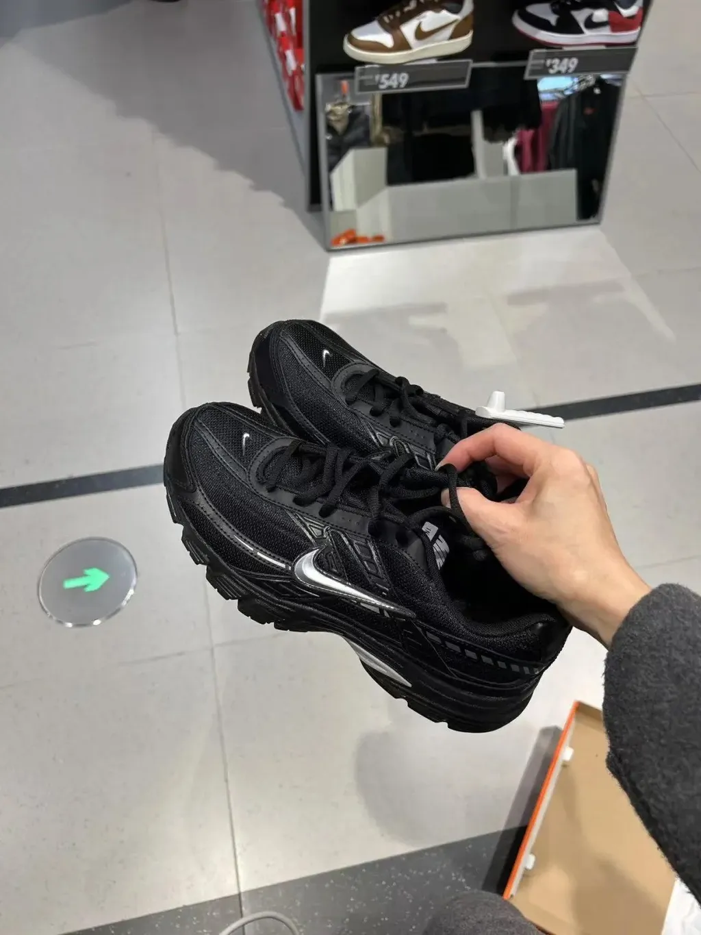 [해외] 나이키 이니시에이터 블랙 그레이 실버 러닝화 IB4595-001