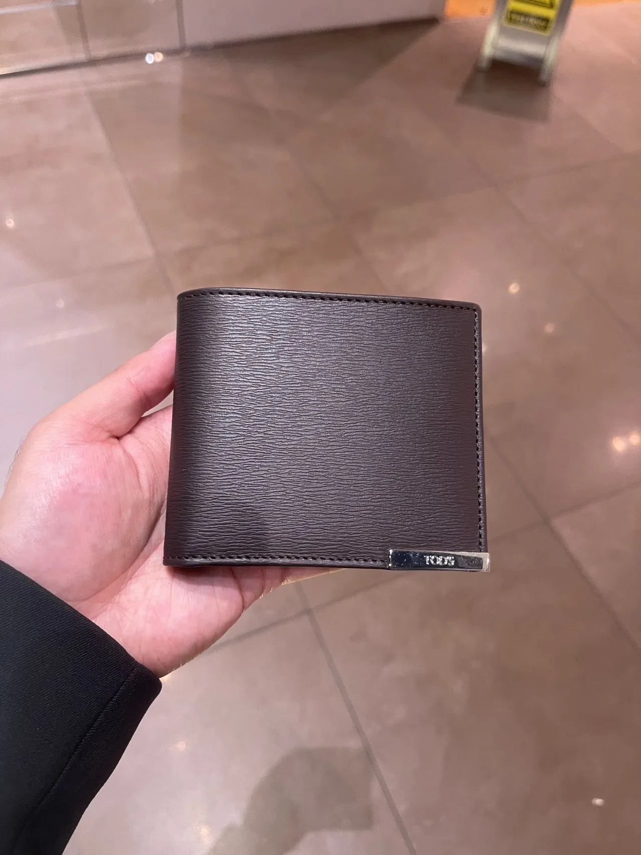 토즈 P FOGLIO BARRETTA 메탈 로고 반지갑 | 크로켓