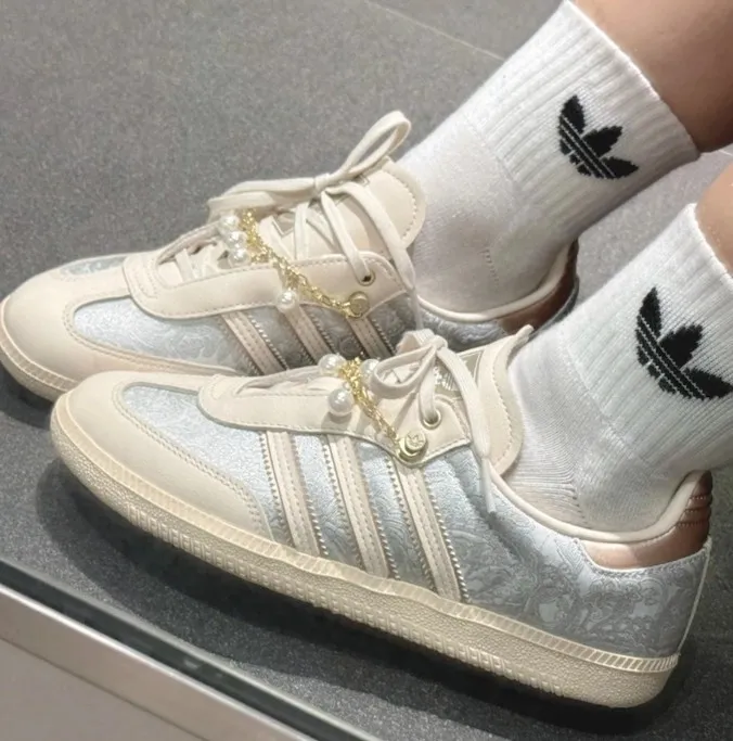 아디다스 우먼스 오리지널 삼바 진주 체인 오프화이트 그레이 스니커즈 JQ2616