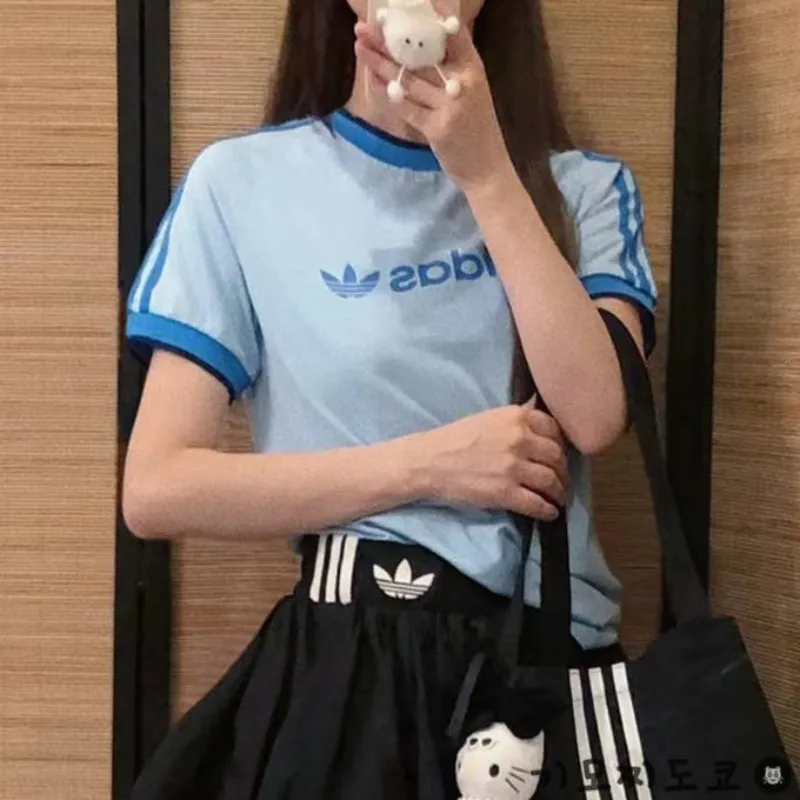 아디다스 오리지널 우먼스 그래픽 배지 슬림핏 스트라이프 반팔 티셔츠 스카이 블루 IZ2674